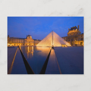 Cartão Postal França, Paris. O museu do Louvre no crepúsculo.