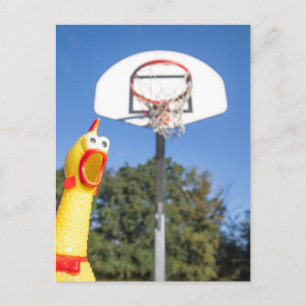 Cartão Postal Frango de borracha jogando basquete