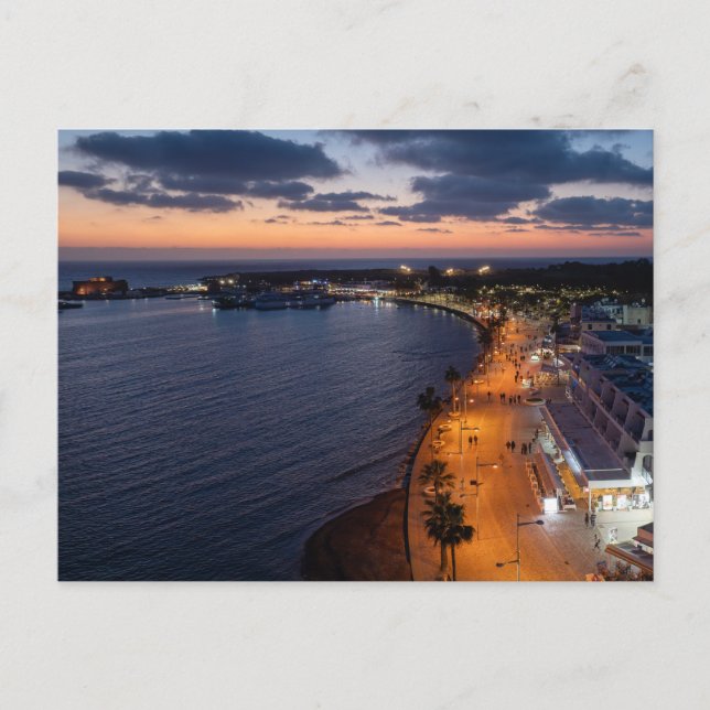 Cartão Postal frente marítima e porto de Pafos à noite (Frente)