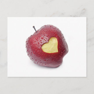 Cartão Postal Fresh red apple with a heart shaped symbol