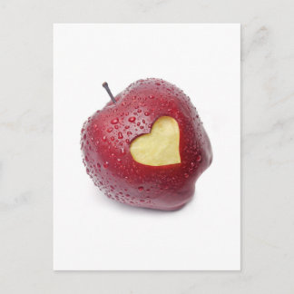 Cartão Postal Fresh red apple with a heart shaped symbol