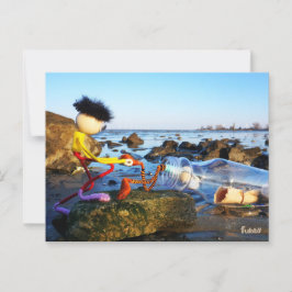 Cartão Postal Fubby met flessenpost aan de kust.