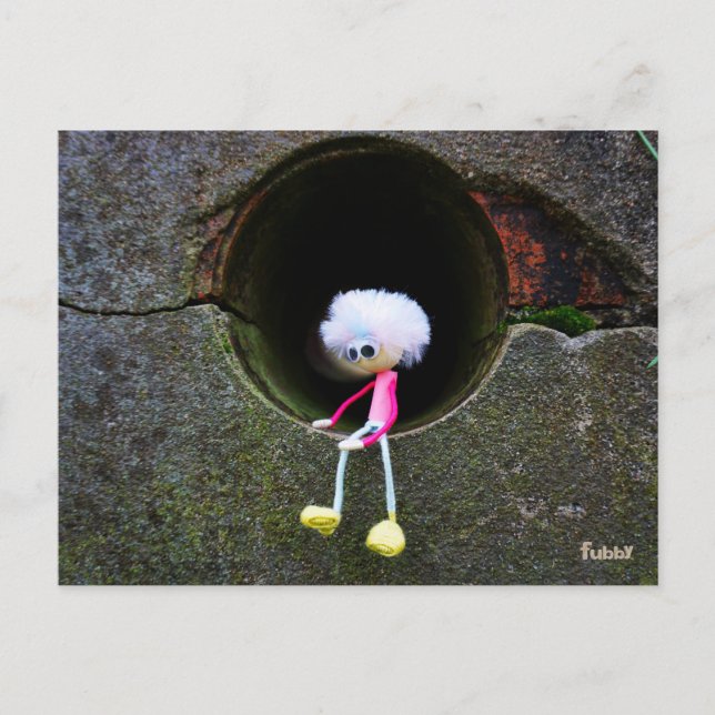 Cartão Postal Fubby poppetje dat in een muur zit. Een schattig m (Frente)