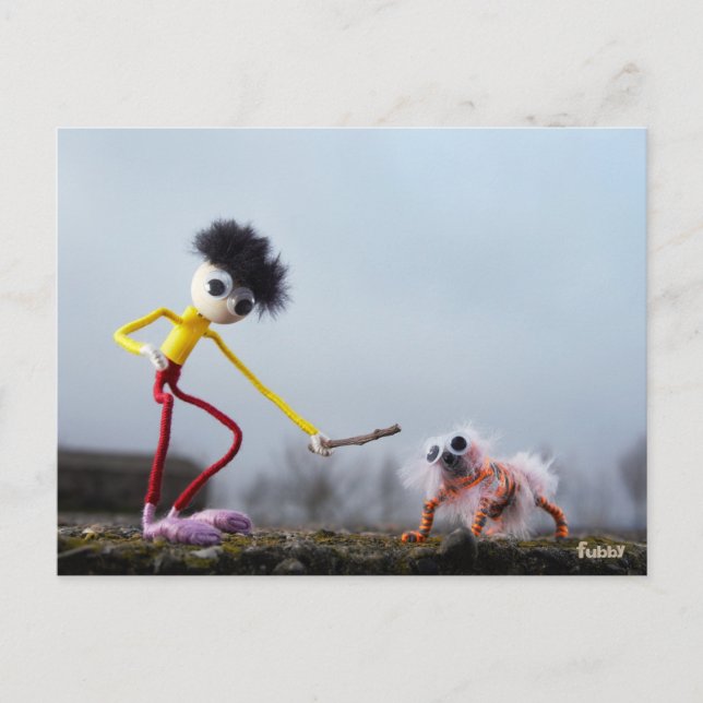 Cartão Postal Fubby speelt buiten met dier. (Frente)