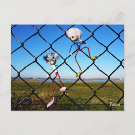 Cartão Postal Fubby's die een hek beklimmen.