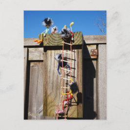 Cartão Postal Fubby's die een vogelhuis beklimmen.