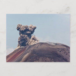 Cartão Postal Fumaça escapando do vulcão ativo Anak Krakatau