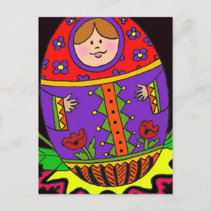 Cartão Postal fundo preto de pysanka matryoshka