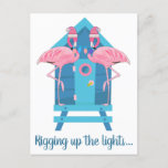 Cartão Postal Funny Flamingo Christmas Lights Beach Hut<br><div class="desc">Cartaz de saudação de natal Flamingo engraçado com flamingo casal decorando sua cabana de praia com as luzes de Natal para as férias e as palavras "Rigging up the Lights". Saudações postais bonitas ao estilo praia para enviar aos amigos e à família através da época de férias no mar.</div>