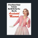 Cartão Postal Funny Retro Vintage Bunco<br><div class="desc">A engraçada design gráfica do bunco retro vintage apresenta uma deliciosa rainha Bunco com sua roupa rosa e luvas brancas. "Uma verdadeira amiga Bunco finge que não viu você ter um erro acidental". Sabe como é depois de algumas rodadas de Bunco e vinho e você "acidentalmente" conta os dados errados...</div>