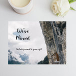 Cartão Postal Funny Weve Moveu Novo Cliff de Endereço<br><div class="desc">A mudança de endereço mostra uma casa empoleirada no lado de um grande, alto, penhasco. O texto da frente diz "Nós nos movemos" e "Esperamos ansiosamente pela sua visita" sobre um fundo nublado. O texto traseiro inclui o novo endereço e as informações de contato, que podem ser personalizadas e personalizadas....</div>