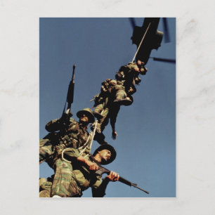 Cartão Postal Fuzileiros em um SPIE RIG. um dispositivo de corda