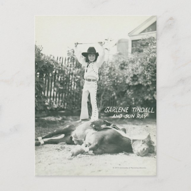 Cartão Postal Garlene Tindall parado em um cavalo de truque. (Frente)