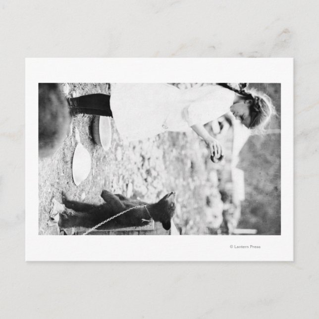 Cartão Postal Garota alimentando ursinho na praia (Frente)