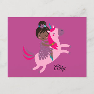 Cartão Postal Garota Bonita de Cabelo Preto Cavalgando um Unicór
