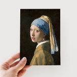 Cartão Postal Garota com pérolas | Johannes Vermeer<br><div class="desc">Rapariga com brinco de pérola (c. 1665) | Arte original do pintor do período barroco neerlandês Johannes Vermeer (1632-1675). Vermeer é conhecido por pintar cenas da vida de classe média. A maior parte das suas obras estão instaladas nas mesmas salas interiores da sua própria casa. Ele não era um artista...</div>