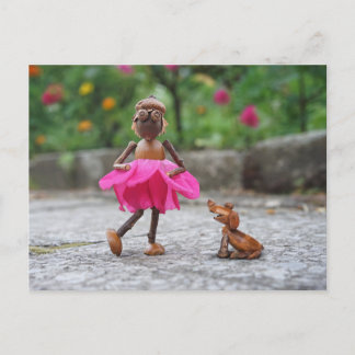 Cartão Postal Garota de Acorn com um vestido cor-de-rosa com um 