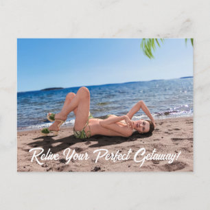 Cartão Postal Garota de Férias de Primavera Deitada na Praia Are