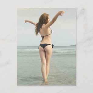 Cartão Postal Garota de verão na praia foto
