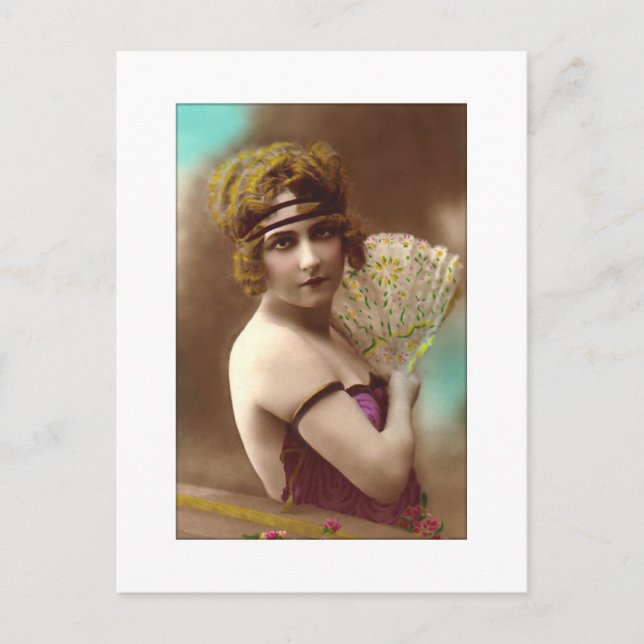 Cartão Postal garota flapper roxa com um leque (Frente)