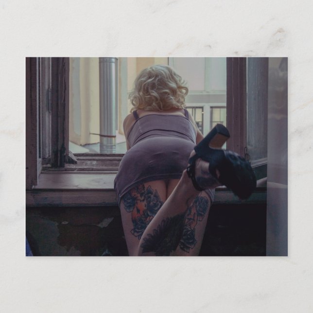 Cartão Postal Garota na janela  (Frente)