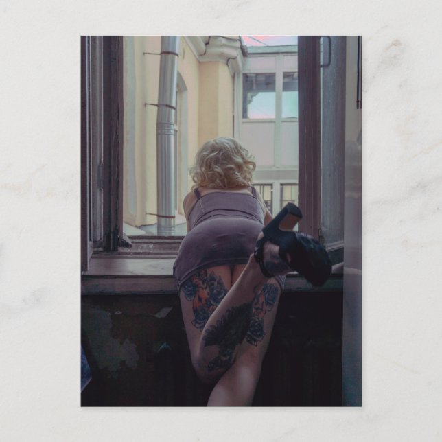 Cartão Postal Garota na janela (Frente)