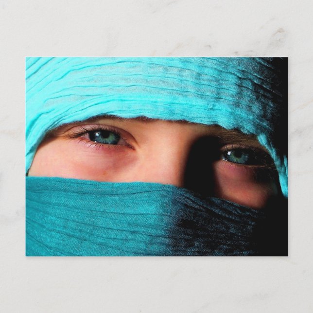 Cartão Postal Garota Pequena no Mar Turquesa (Frente)