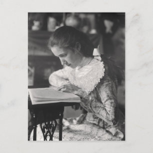 Cartão Postal Garota vitoriana lendo um livro