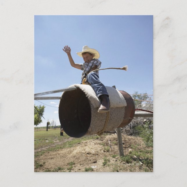 Cartão Postal Garoto (8-10) cavalgando touro-rodeio improvisado (Frente)