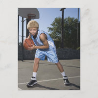 Garoto adolescente no campo de basquete 2