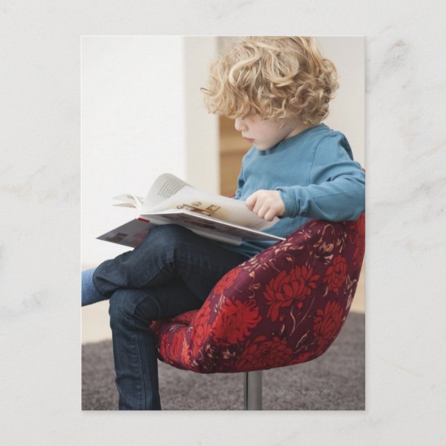 Cartão Postal Garoto lendo um livro (Frente)