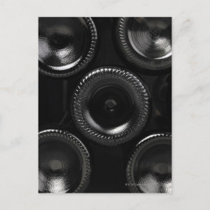 Cartão Postal Garrafas de vinho numa adega. Apenas a parte infer