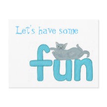 Gato brincalhão deitado na palavra diversão, cartõ