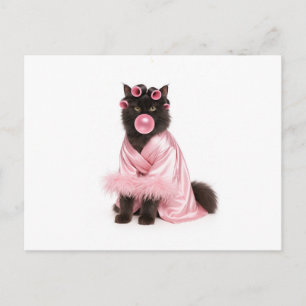 Cartão Postal Gato em roupão rosa com rolos de cabelo e chiclete