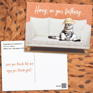 Cartão Postal Gato Engraçado Vestindo um Chapéu de Sol em um Sof