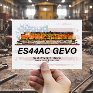 Cartão Postal GE ES44AC GEVO Locomotive e bandeira americana