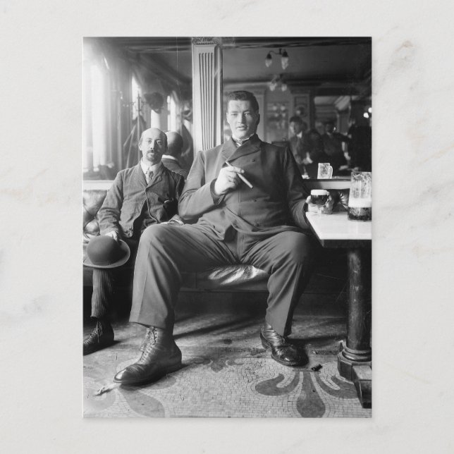 Cartão Postal Giant Man Bebendo a Beer, 1910 (Frente)