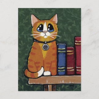 Cartão Postal Ginger Tabby Cat na Ilustração de Bookshelf