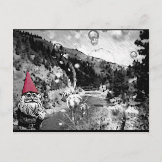 Cartão Postal Gnome na placa de Posto do roaming