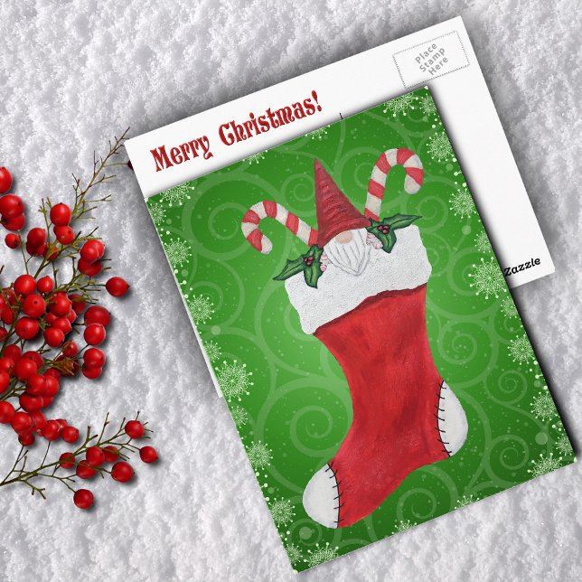 Cartão Postal Gnomo carinhado no Natal estocando as espirais ver (Cute gnome in Christmas Stocking candy canes on green swirls Merry Christmas postcard.)