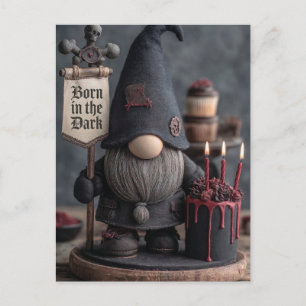 Cartão Postal Gnomo gótico de Halloween com placa Nasceu no Escu