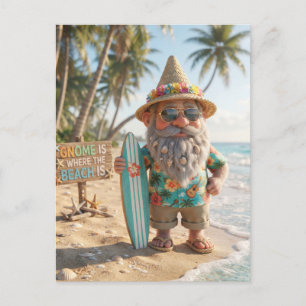 Cartão Postal Gnomo Surfista na Praia Tropical com Prancha de Su