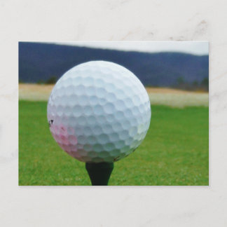 Cartão Postal Golf Ball em um campo de golfe na montanha