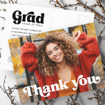Cartão Postal Graduação do formando de fotografia do cheio de fo<br><div class="desc">Obrigado cartão postal com o texto "obrigado você" em uma fonte com estilo retroativo como uma sobreposição branca sobre sua foto personalizada na frente. No verso está o texto "formando" em uma fonte com estilo retroativo e o ano com uma mensagem personalizada abaixo. Você pode alterar cores, mover e redimensionar...</div>