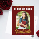 Cartão Postal Graduação em negrito do Formando Dourado Maroon<br><div class="desc">Este cartão postal de anúncio personalizado de formando de mais velho marrom e ouro apresenta seu nome de segundo grau ou de faculdade para a classe de 2025. Personalize com o seu nome sob o chic, o guião manuscrito em negrito e o trendy arch para um cartão postal de graduação...</div>