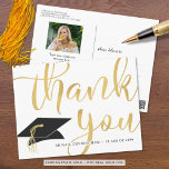 Cartão Postal Graduação Foto Caligrafia Script Dourado Obrigado<br><div class="desc">Obrigado de fotos da graduação moderna - você é um cartão-postal personalizado com seu nome de formando e ano de aula na frente com um falho ouro metálico OBRIGADO em tipografia e boné de formatura de roteiro de caligrafia. O verso apresenta uma imagem do formando e oferece a opção de...</div>