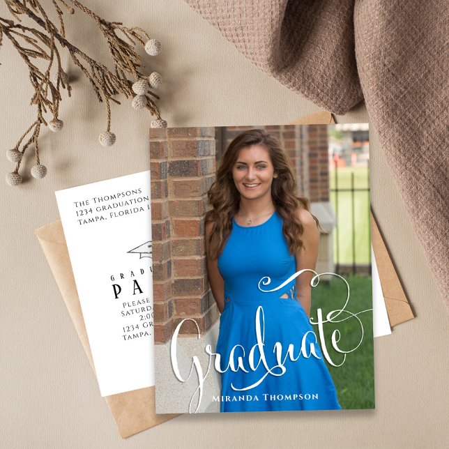 Cartão Postal Graduação Script de Caligrafia Fotográfica Simples (Graduation photo postcard template with stylish calligraphy script. )