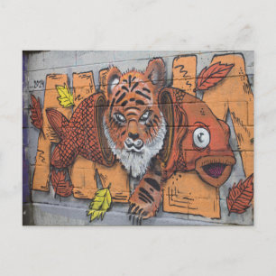 Cartão Postal Grafite de Peixe-Tigre Laranja Estranho