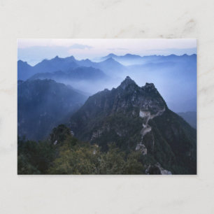 Cartão Postal Grande Muralha na névoa da manhã cedo, China