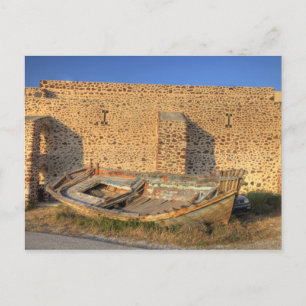 Cartão Postal Grécia, Santorini, Oia. Navio de pesca velho a se